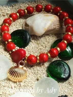 Alquimia Red Beaded Bracelet with Gold Shell Charm